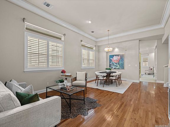 4th image of 8127 N NEW BRAUNFELS AVE #301