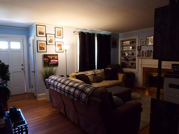 4th image of 1713 Oak St.