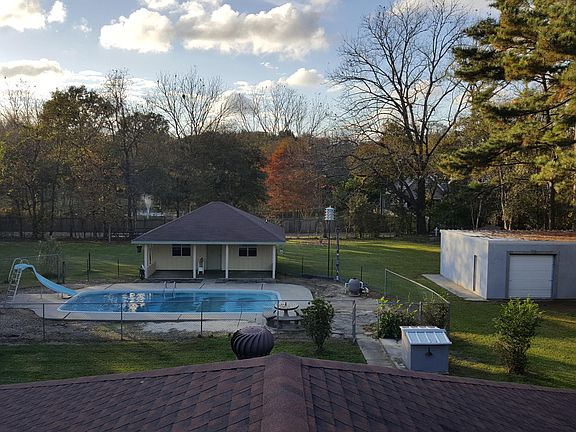 2nd image of 105 W Greenhill Cir