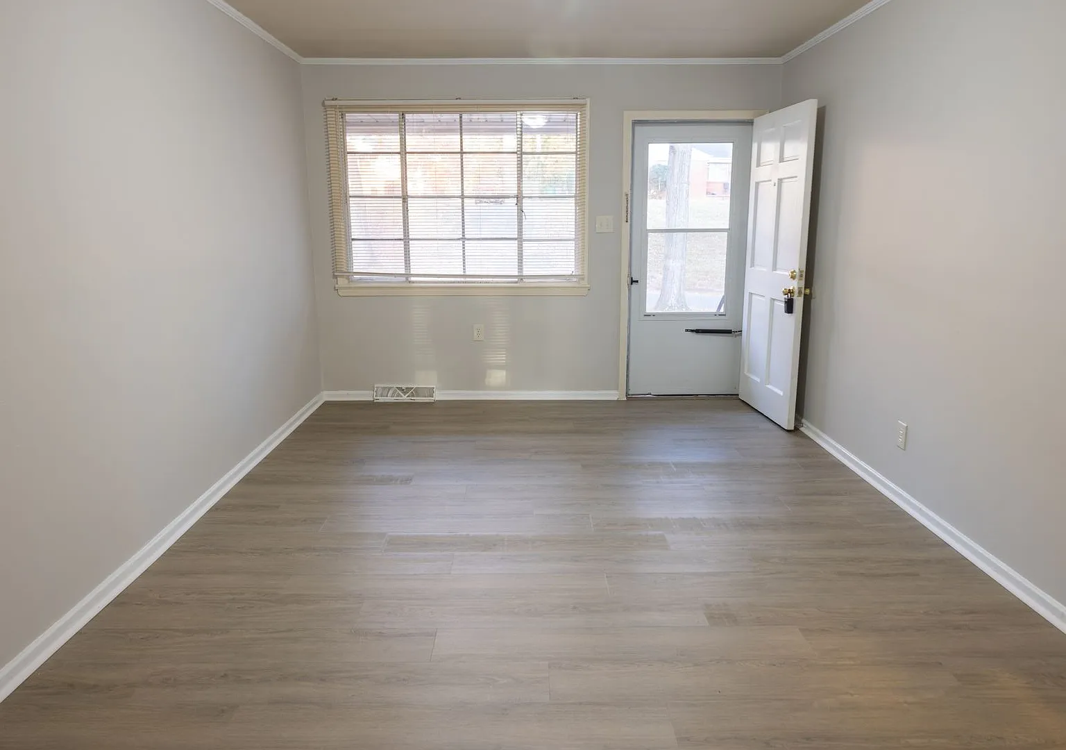 1911 Manteo Ct — Photo 2