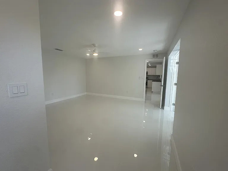 230 Annapolis Ln — Photo 3