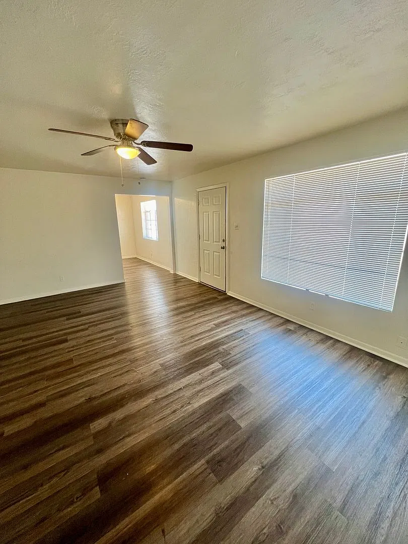 Wonderful home on large corner lot! — Photo 3