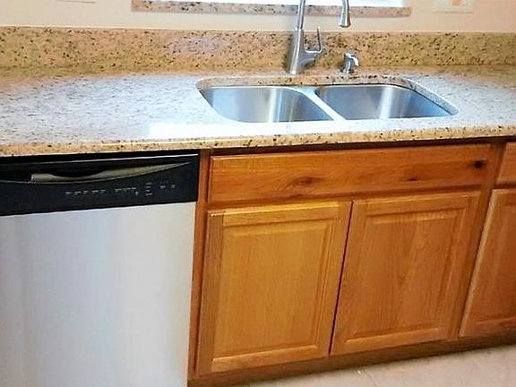 4th image of 302 Montgomery Ct