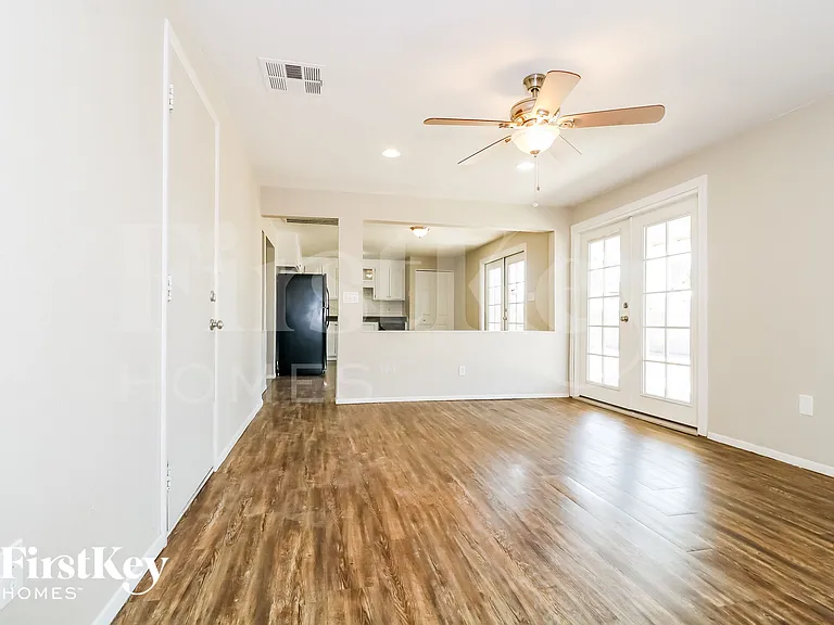 3733 E Eugie Ave — Photo 5