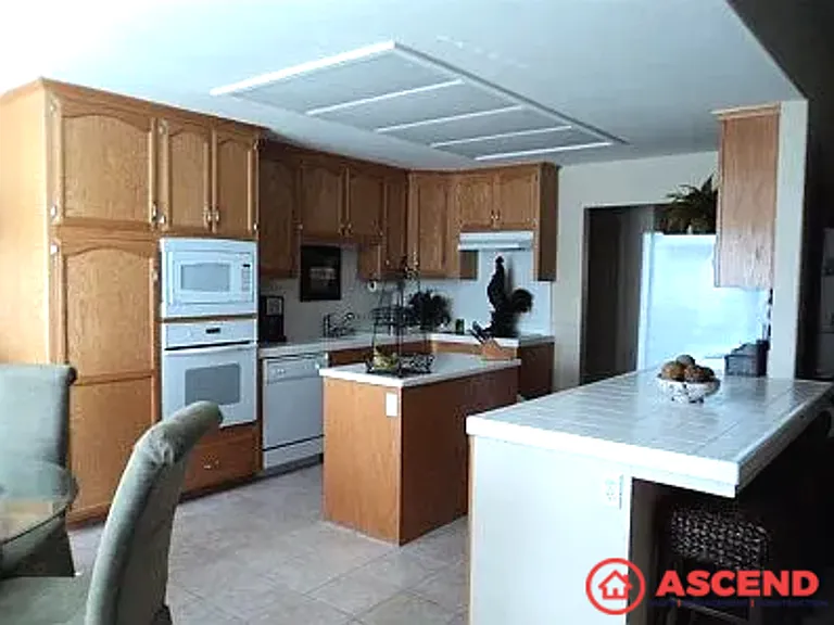 10419 Attleboro Ave — Photo 4
