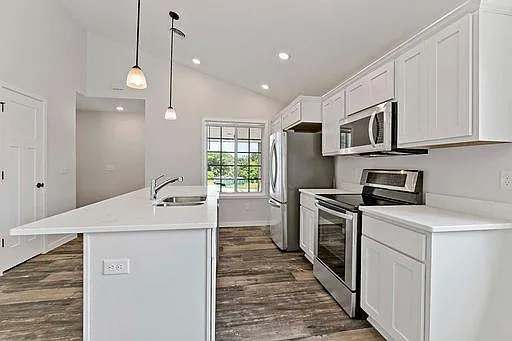 Quartz Kitchen Counter Tops With "Slate" Colored Appliances - 585 Northern Lights Dr