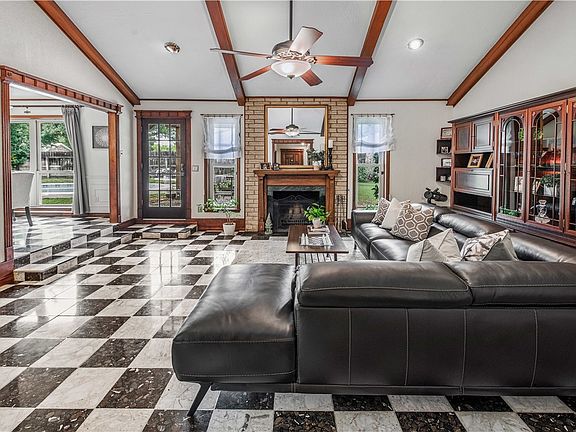 5th image of 2401 Briar Oaks Dr