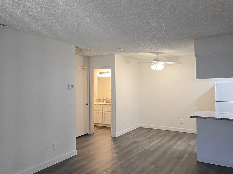 Maple Leaf Apartments — Photo 12