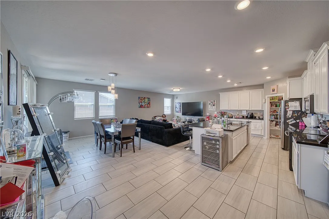 3 bed, 3.0 bath, 2317 sqft, $2,700 — Photo 4
