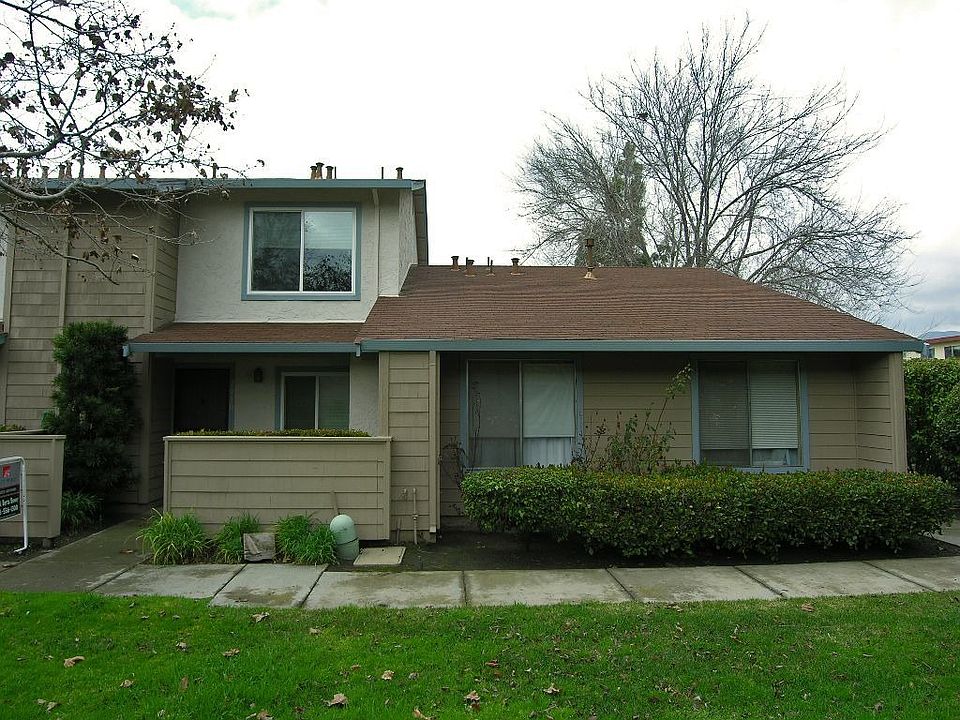 Great Unit in Well Maintained Complex overlooks Greenbelt