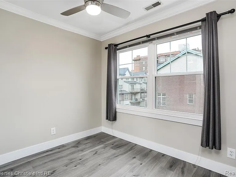 2542 Woodward Ave — Photo 23