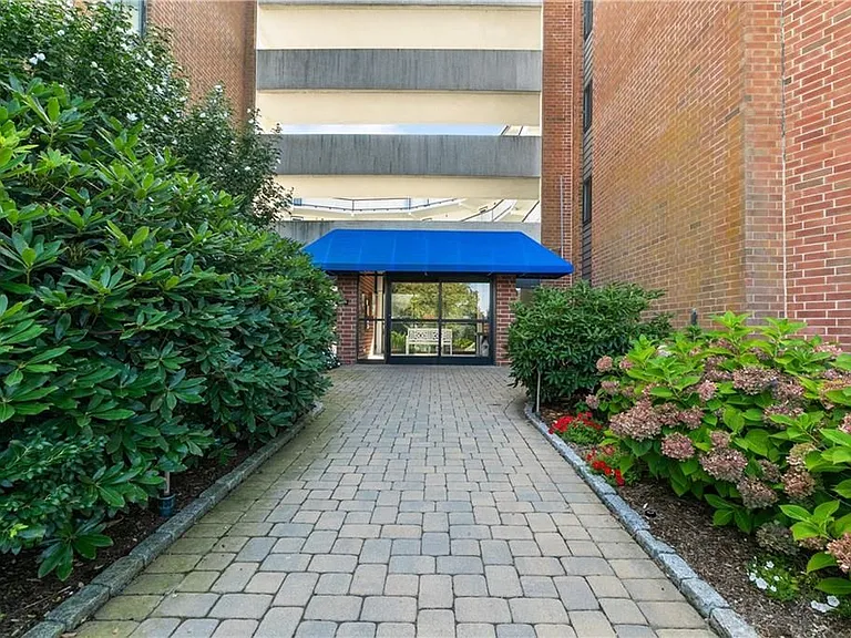 1204 Capella St S — Photo 4