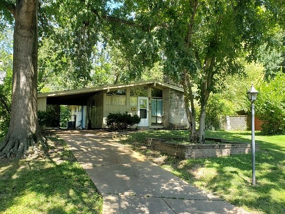 3rd image of 637 Fieldcrest Dr