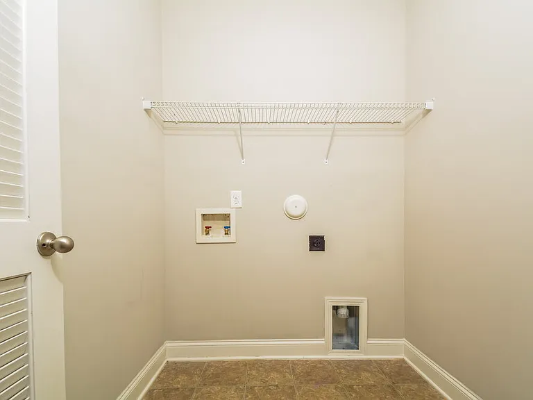 233 Norwich Dr — Photo 10