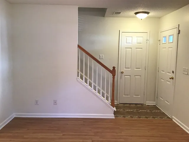 323 Aberdeen Cir — Photo 10