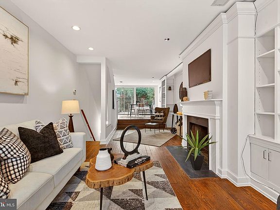 4th image of 1610 33rd St NW