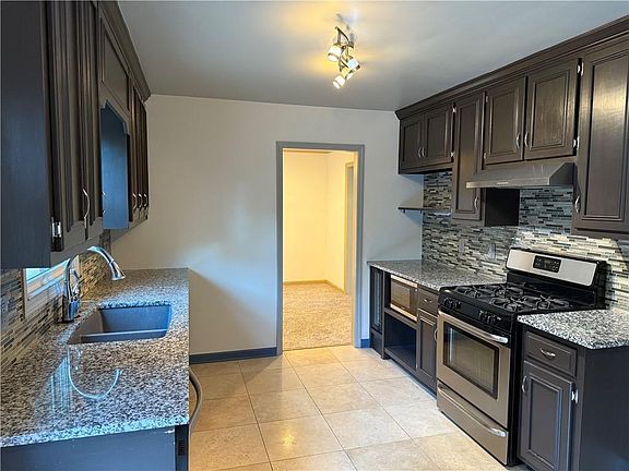 5th image of 412 Hickory Walk