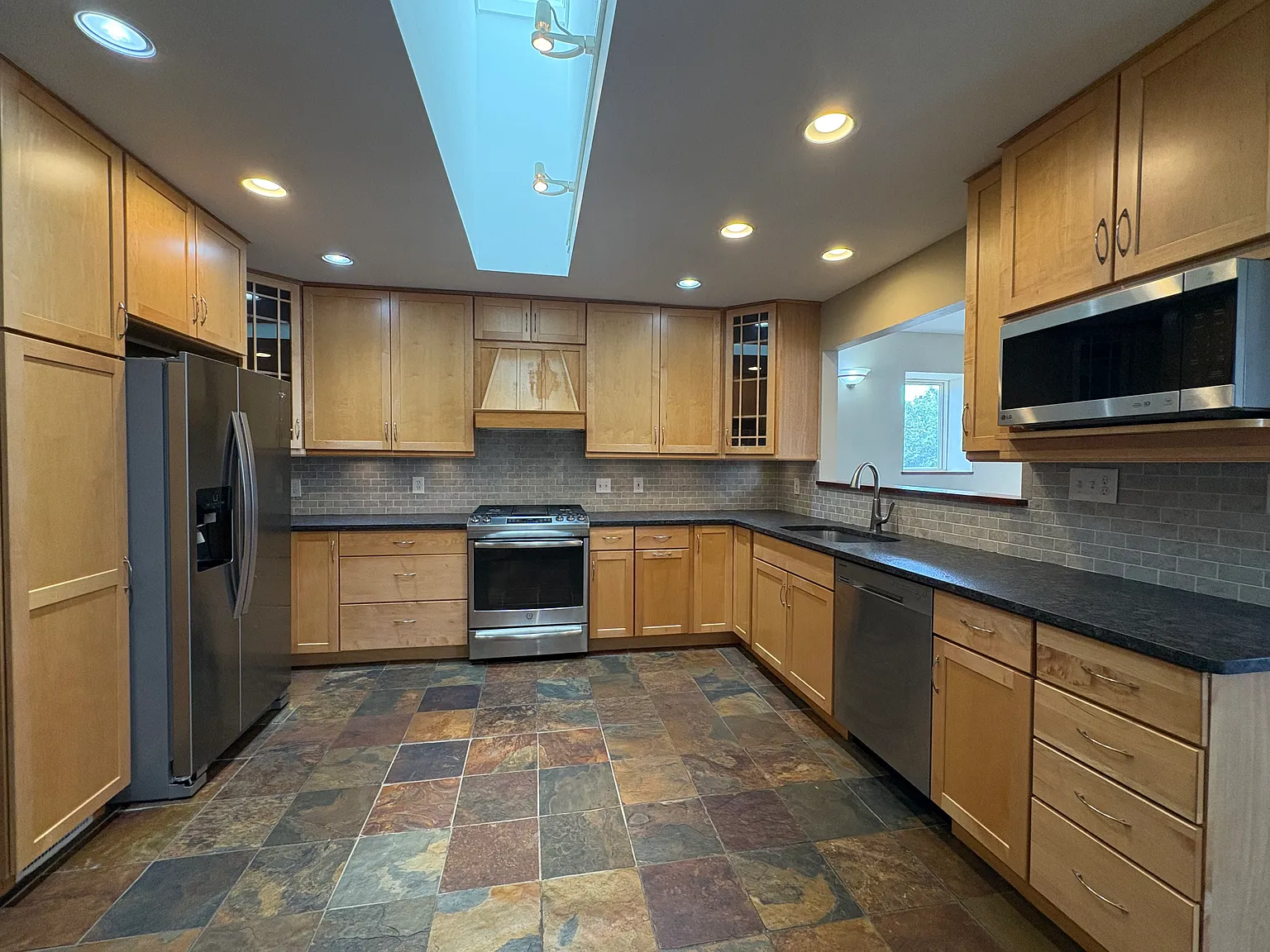 2 bed, 1000 sqft, $2,175 — Photo 3
