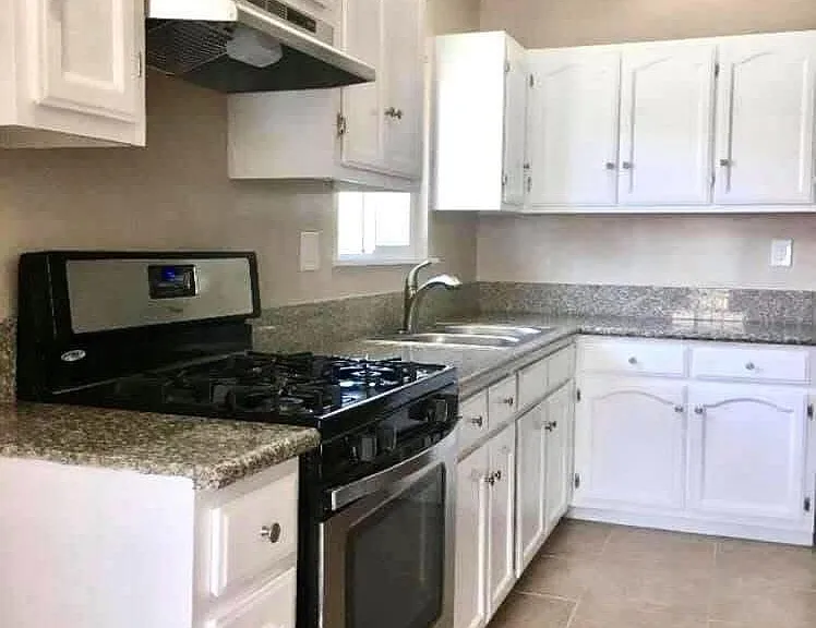 2712 Knox Ave — Photo 5