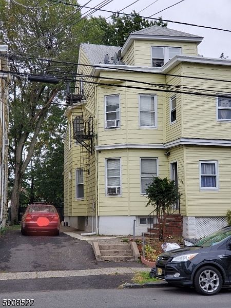 2nd image of 474-476 E 31st St