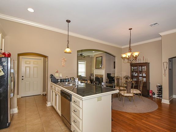 5th image of 401 Camelot Hill Dr