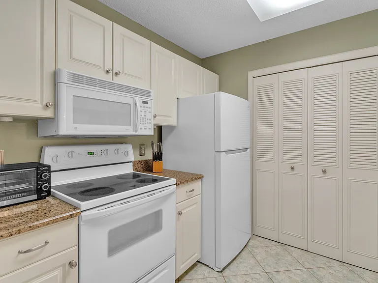 Kitchen w/ pantry