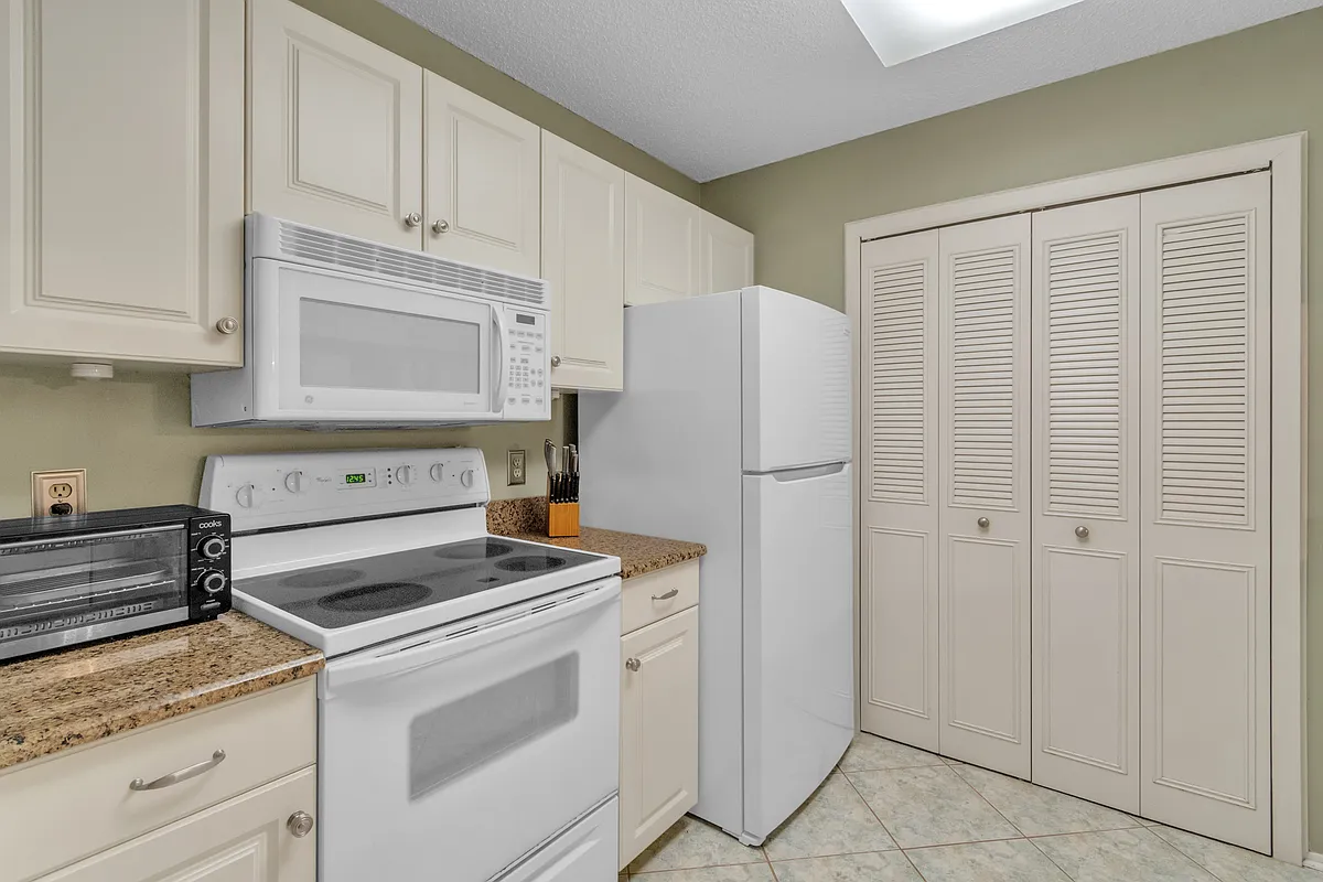 Kitchen w/ pantry - 43 Plantation Dr #204