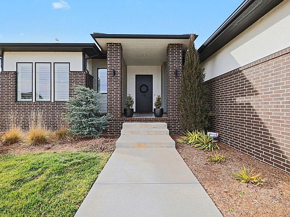 3rd image of 2403 N Bluestone St