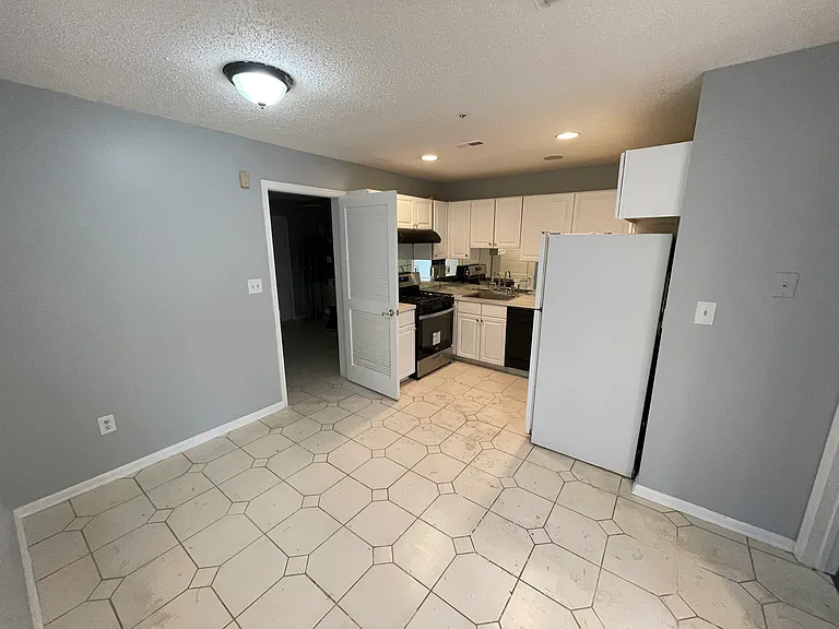 6 Prestwick Way — Photo 3