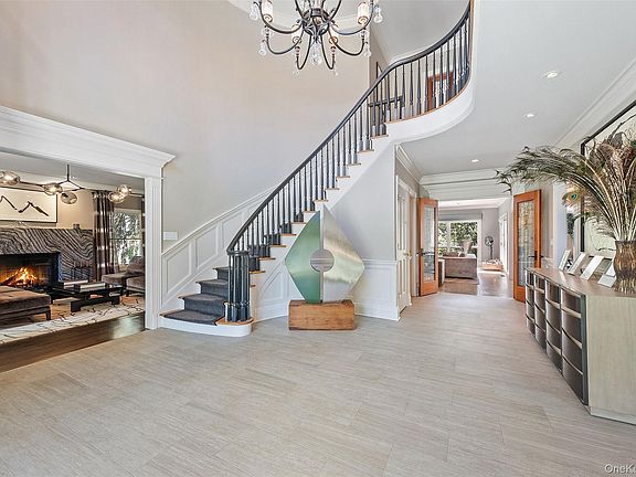 3rd image of 8 Ridgeview Circle