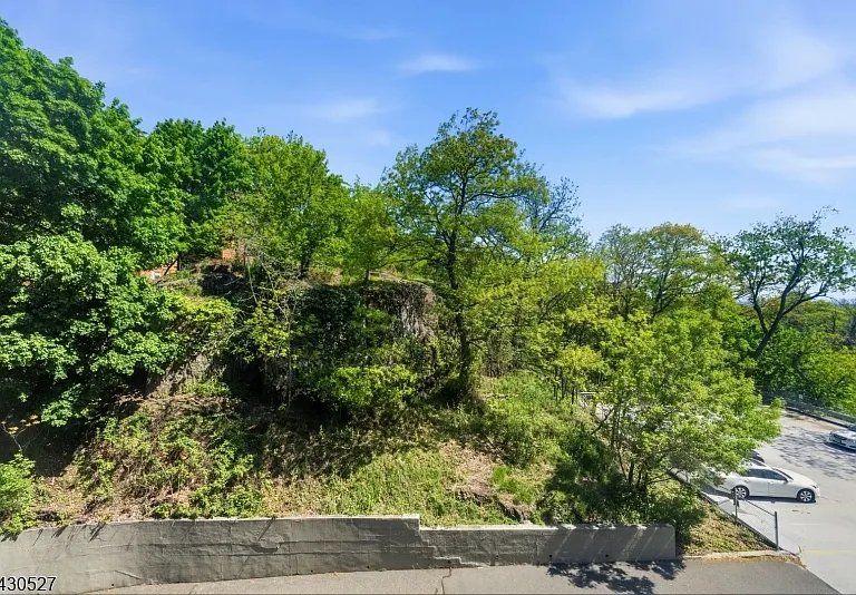 415 Claremont Ave — Photo 48