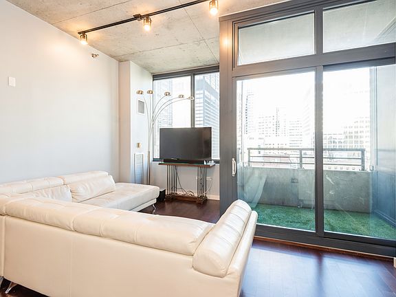 4th image of 235 W Van Buren St Unit 2119