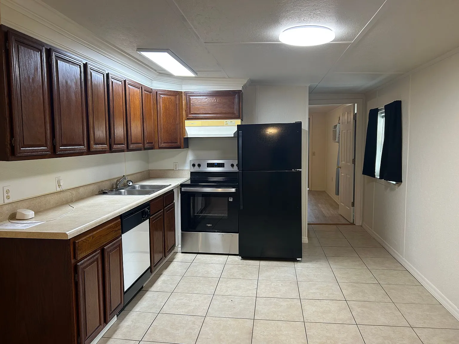 Easy Budgeting! Basic Internet/Wifi, Water, Trash, Electric And Lawn Care All Included! — Photo 2