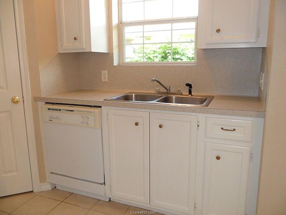 5th image of 1003 Gardenia St
