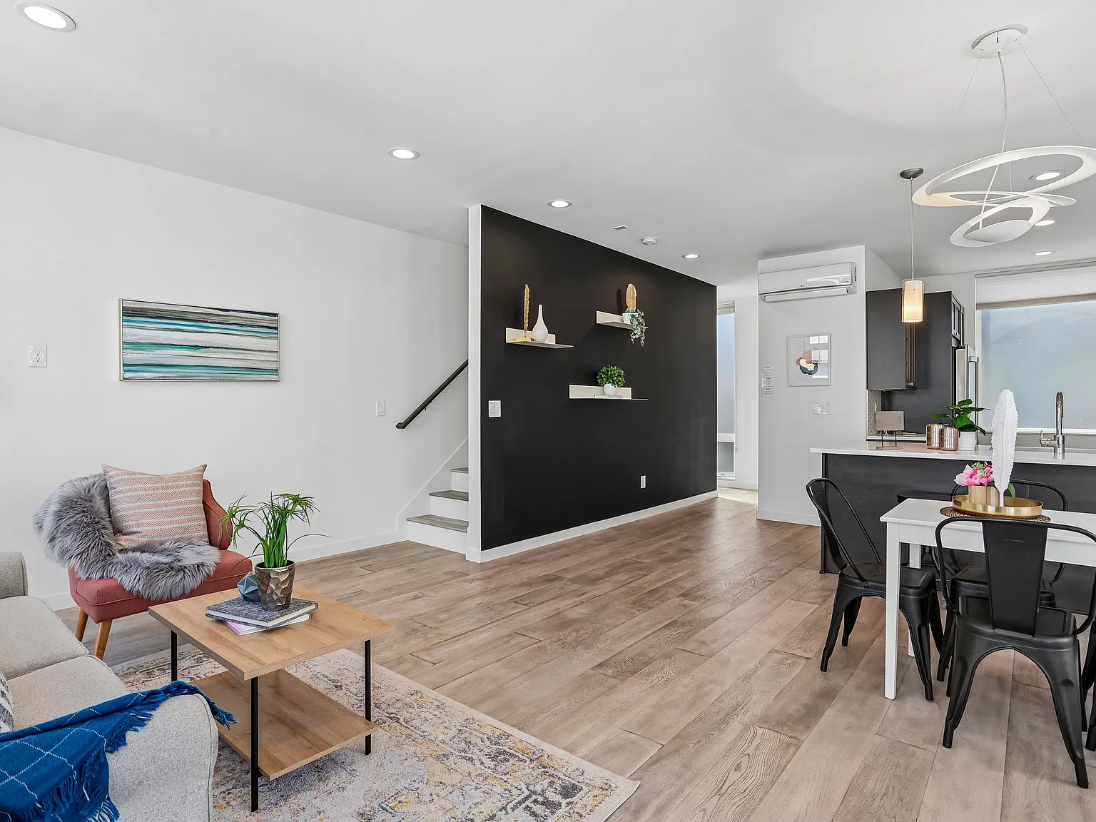 3 bed, 2.5 bath, 1760 sqft, $4,195 — Photo 3