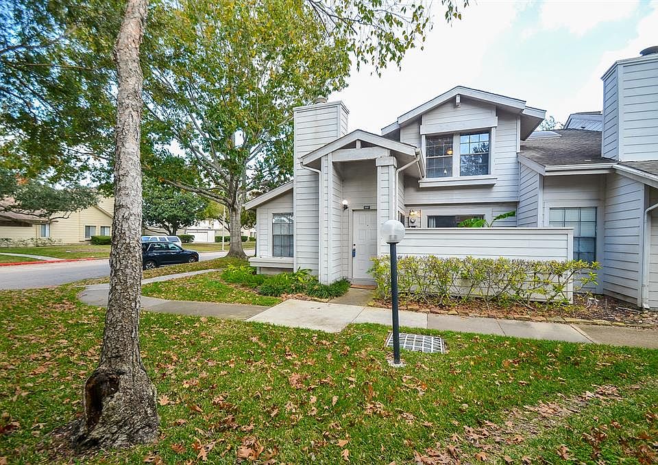 Charming 2-story townhome located in the Westwind Townhomes community in West Houston.