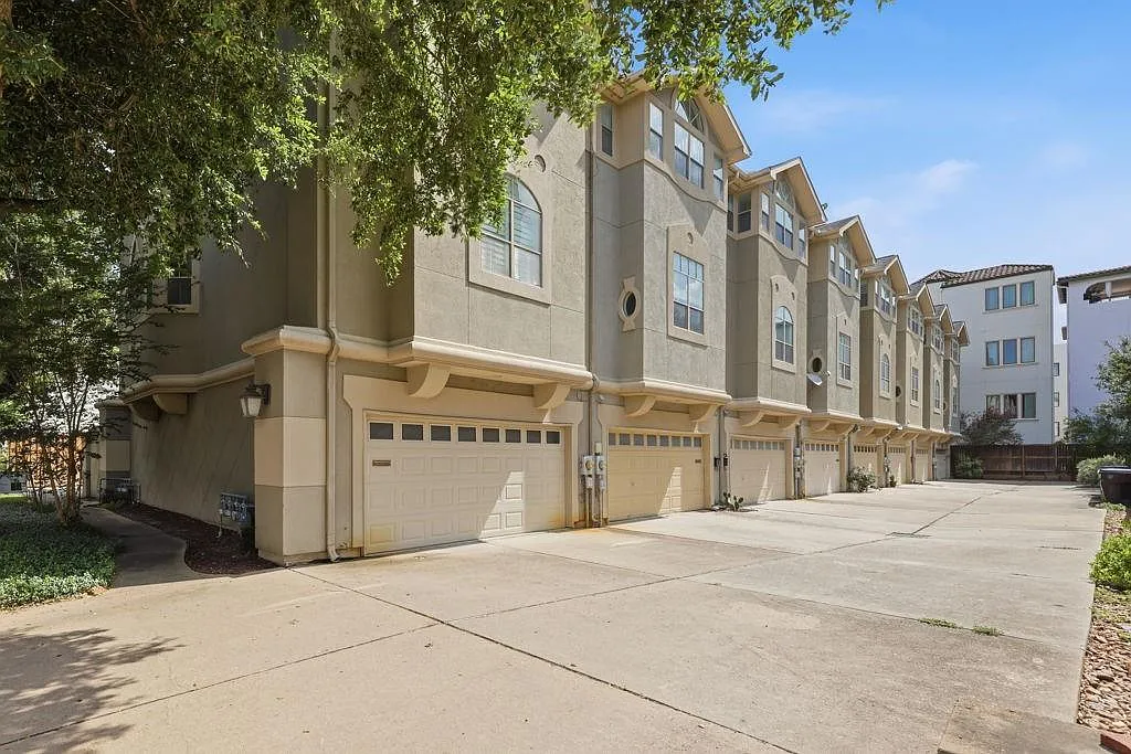3 bed, 2.5 bath, 2533 sqft, $3,000 — Photo 2
