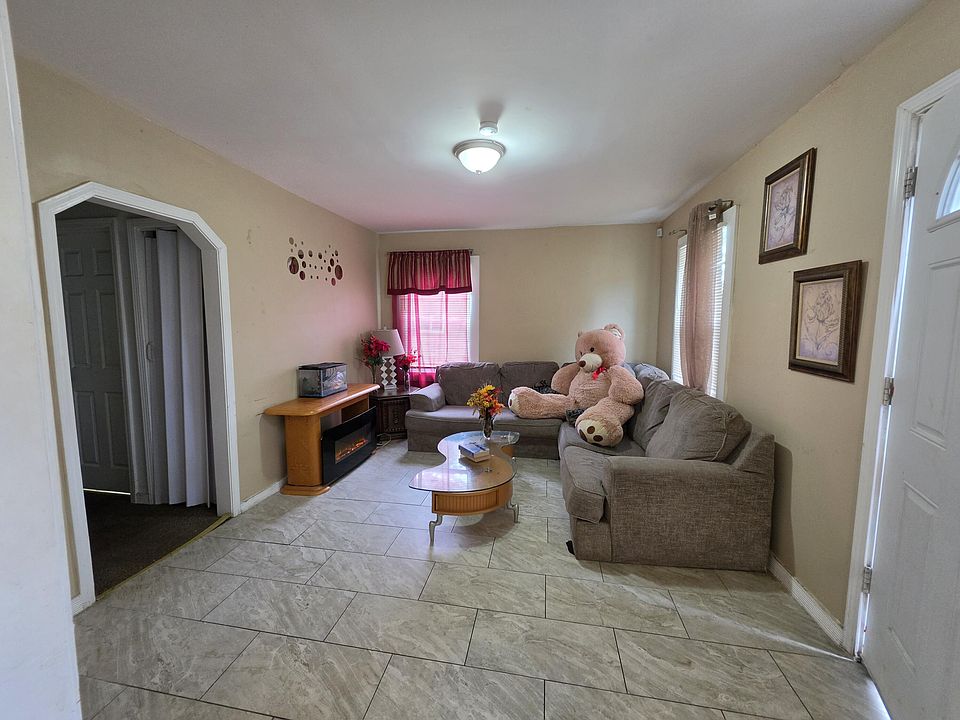 19329 Waltham St, photo 2