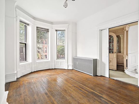 2nd image of 689 Park Pl