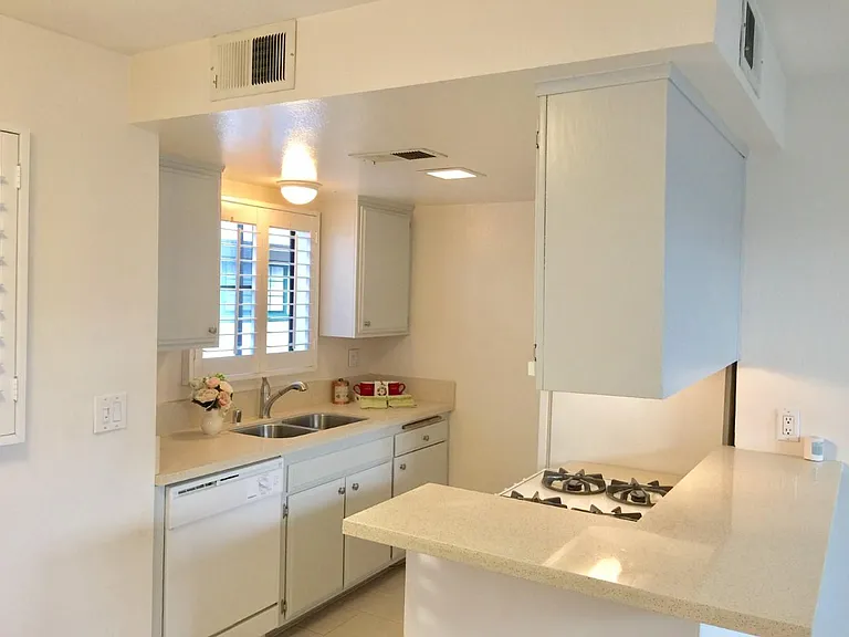 170 N Sierra Bonita Ave #12 — Photo 5