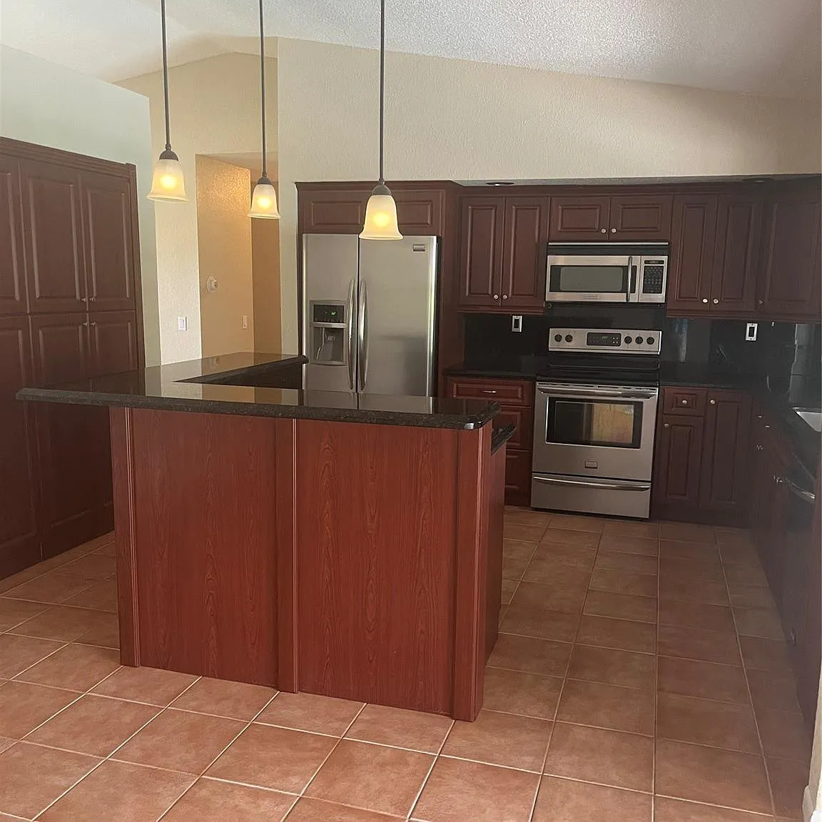 3 bed, 2.0 bath, 1758 sqft, $3,750 — Photo 2