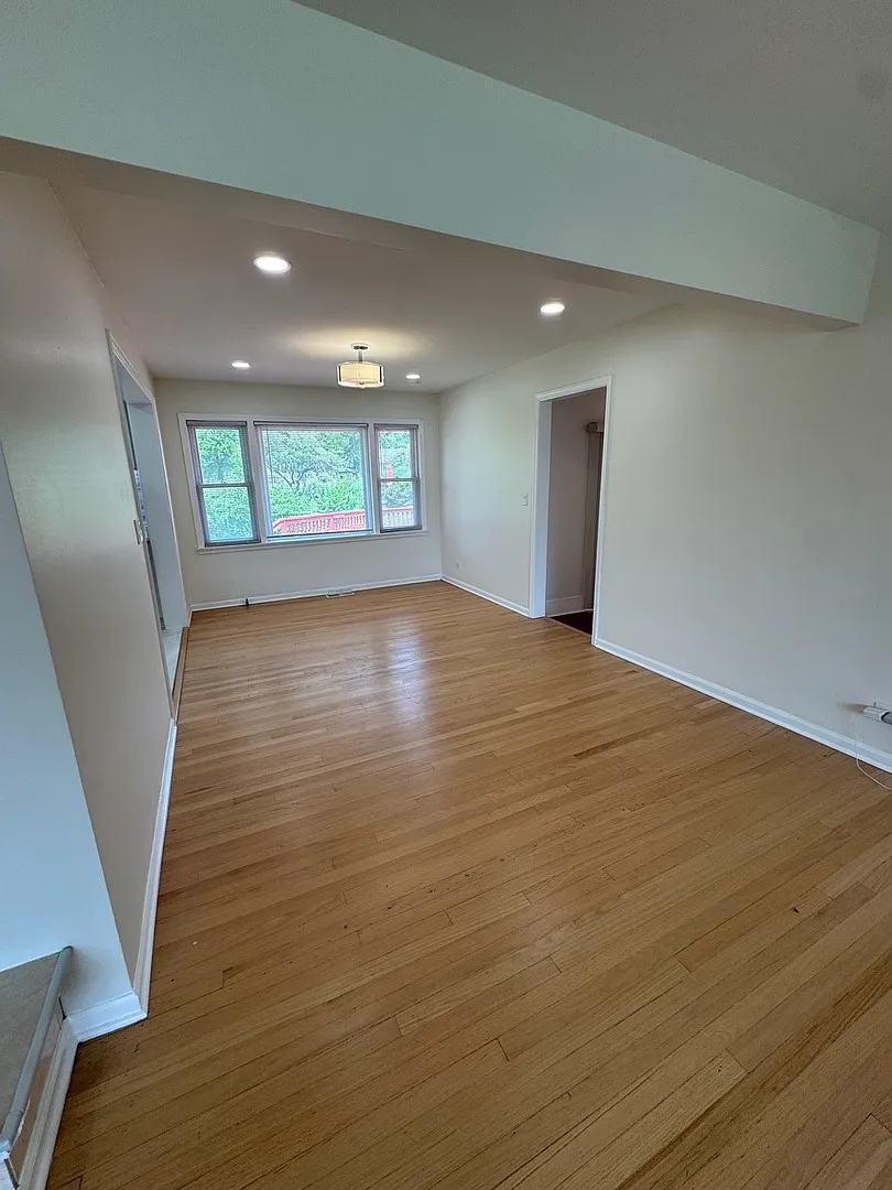 5 bed, 1943 sqft, $3,450 — Photo 3