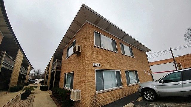 1st image of 1744 E Oakton St APT 105