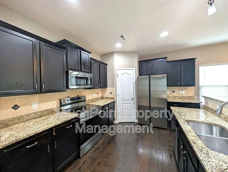 4 bed, 2.5 bath, 2028 sqft, $2,100 — Photo 3