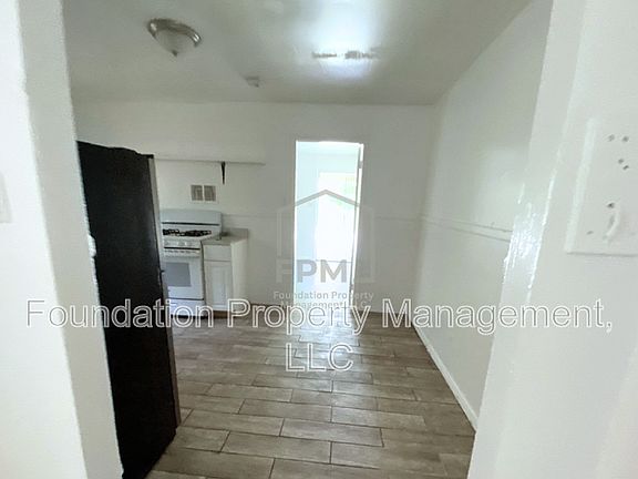 4th image of 2320 E Warren St