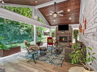 1040 Oakhaven Dr, Roswell, GA 30075