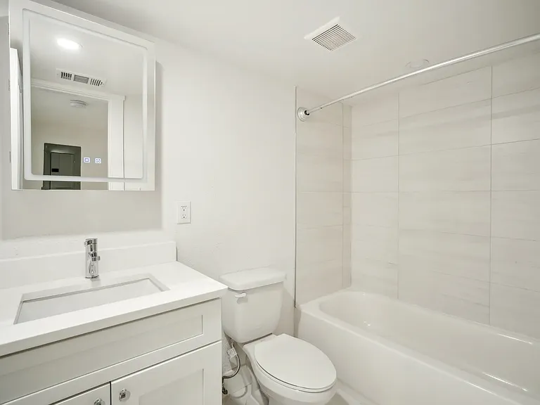 Innovo Living Hyde Park — Photo 80