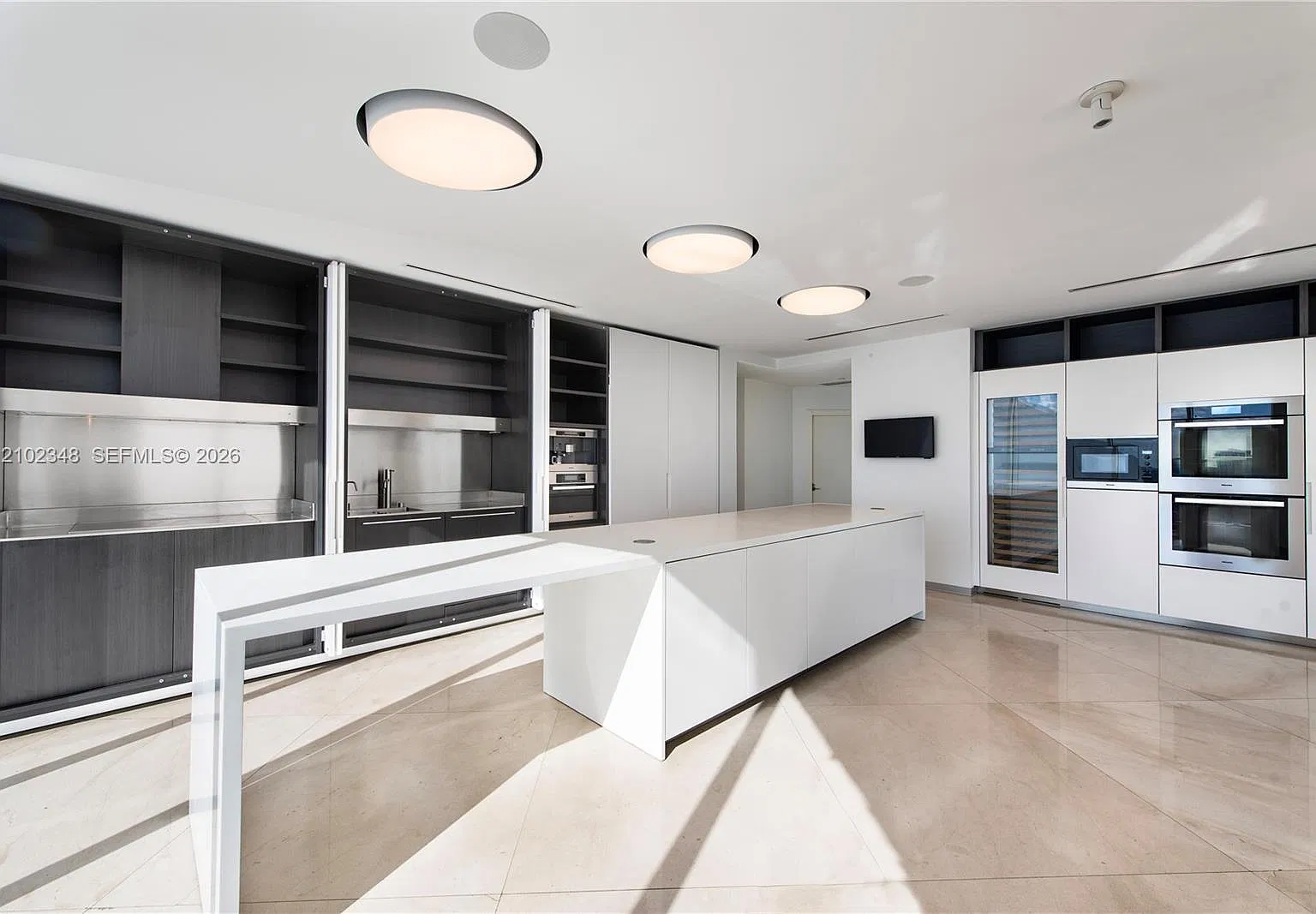 Paramount Bay Condo — Photo 2