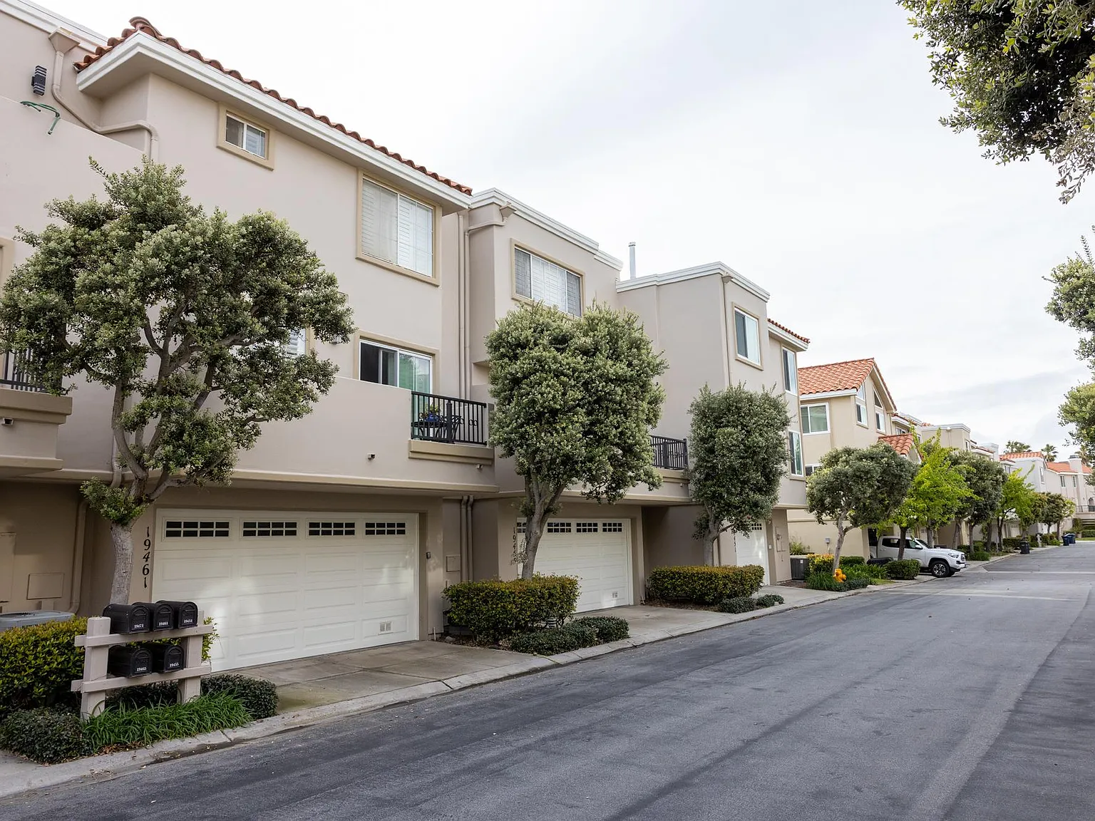 2 bed, 2.5 bath, 2019 sqft, $5,700 — Photo 4