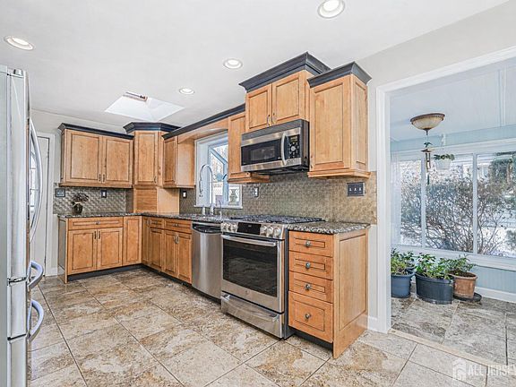 2nd image of 125 Garretson Cir